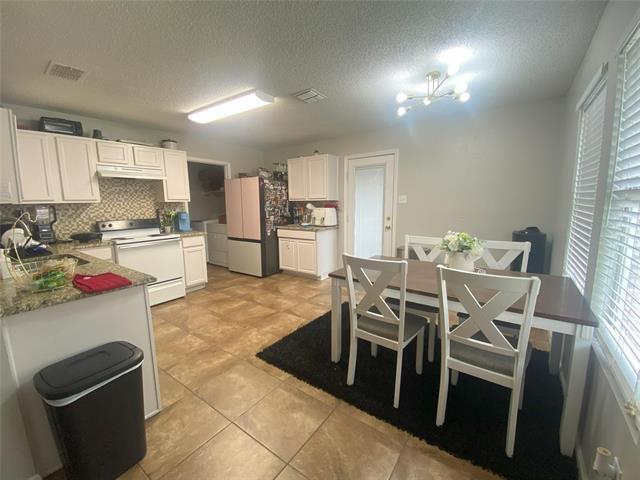 Foto del edificio - 2224 Maple Dr