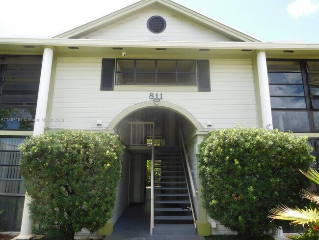 Building Photo - 811 NE 199th St