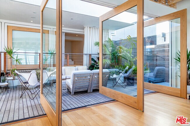 Foto del edificio - 25160 Malibu Rd