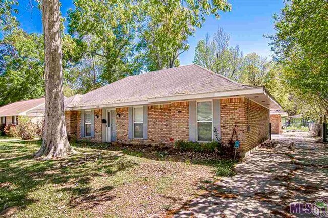 Building Photo - 4 Bedroom House in Denham with 2 bonus rooms