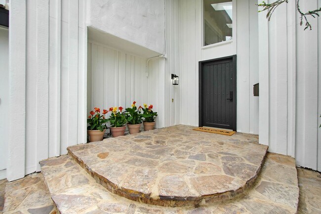 Foto del edificio - Rent this Beautiful 5 BEDROOM HOME NOW!
