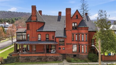 Building Photo - 201 Pine St