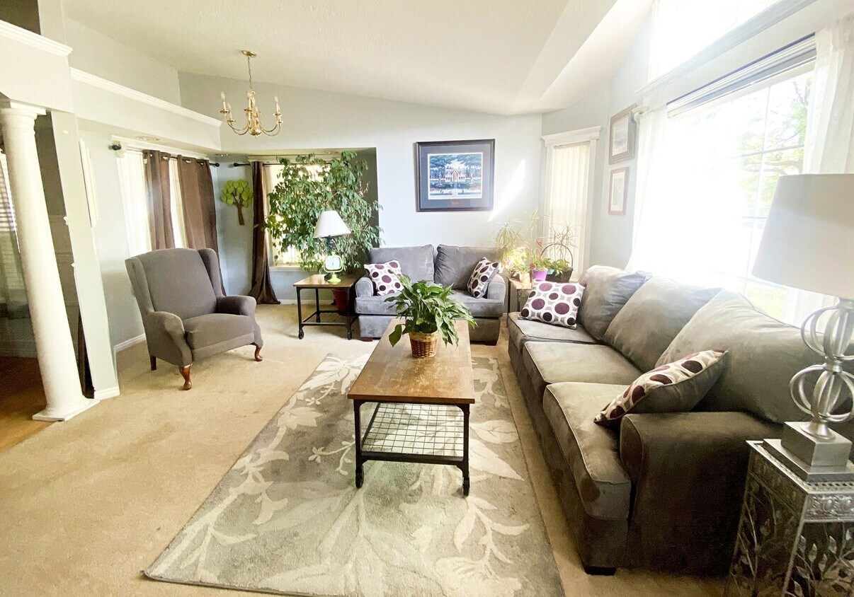 Primary Photo - Stunning 5 Bedroom Home in Cliffside Commu...
