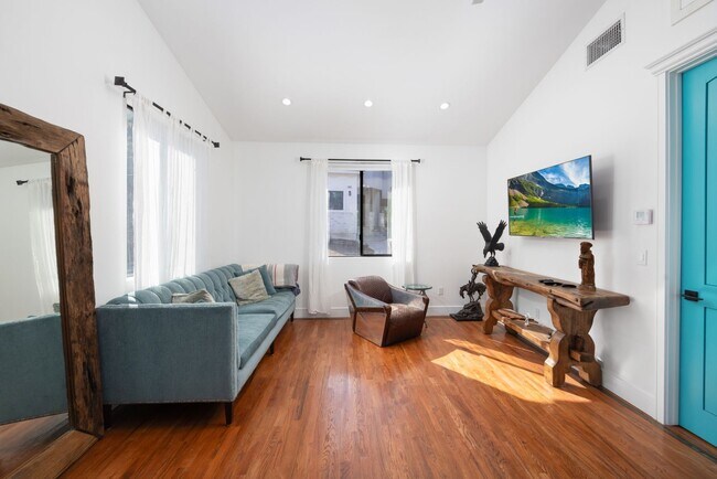 Foto del edificio - Stunning Mountain Views in Chino Hills for 2-bedroom