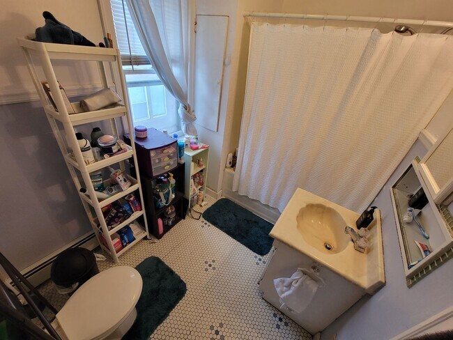 Foto del edificio - AVAILABLE JUNE - 6 BED 1.5 BATH Close to Campus!