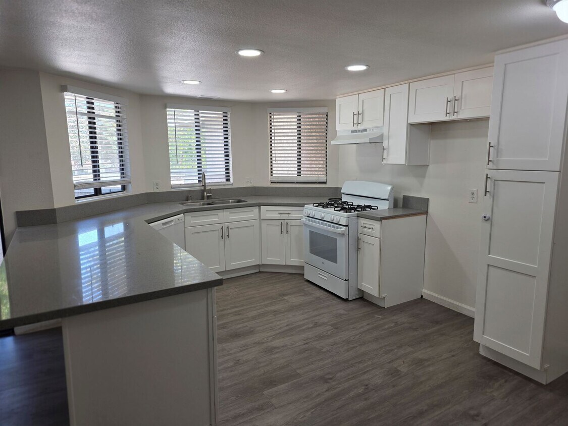 Building Photo - Ventura 2+1 Upper level apartment w/ 1-Car Garage