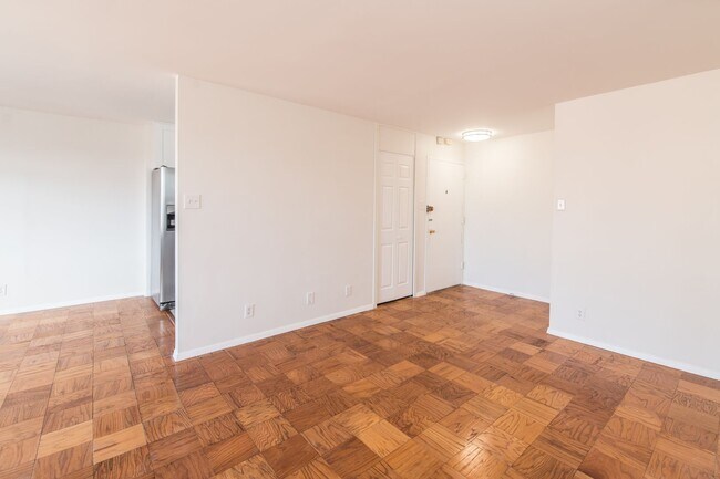 Foto del edificio - Spacious, Bright 1 Bed 1 Bath condo in prime location and close to Metro