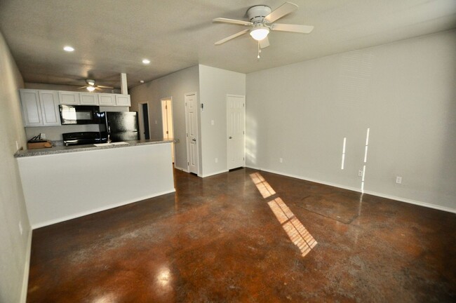 Foto del edificio - FOR LEASE - Nice 1 BR – 1 BA Unit With Sta...