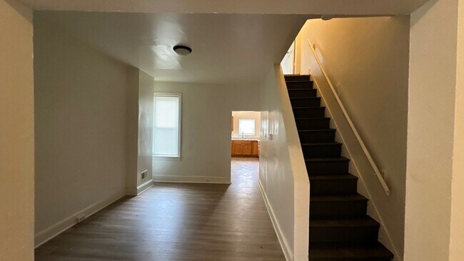 Building Photo - Charming 3 BR, 1 BA Townhouse in Columbia!