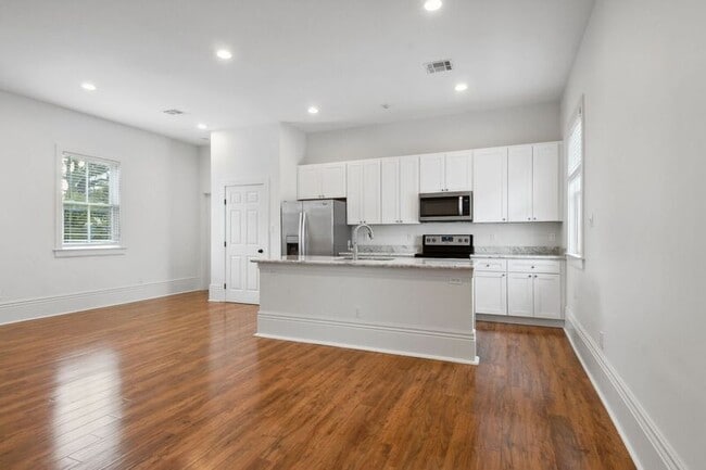 Building Photo - 4999 Burgundy St