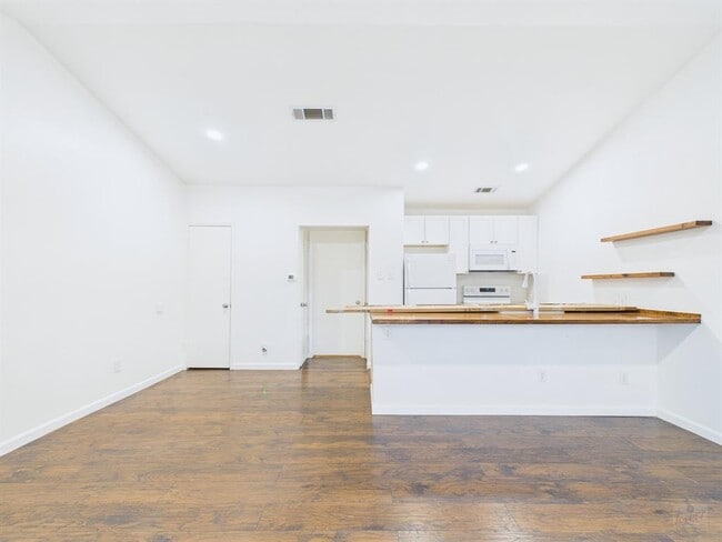 Foto del edificio - 1303 Hollow Creek Dr