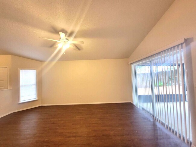 Building Photo - 3 Bedroom/ 2 Bathroom Home In East Orlando!