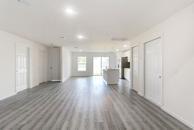 Building Photo - Gorgeous,  4 Bedroom, 2 Bathroom Home in P...