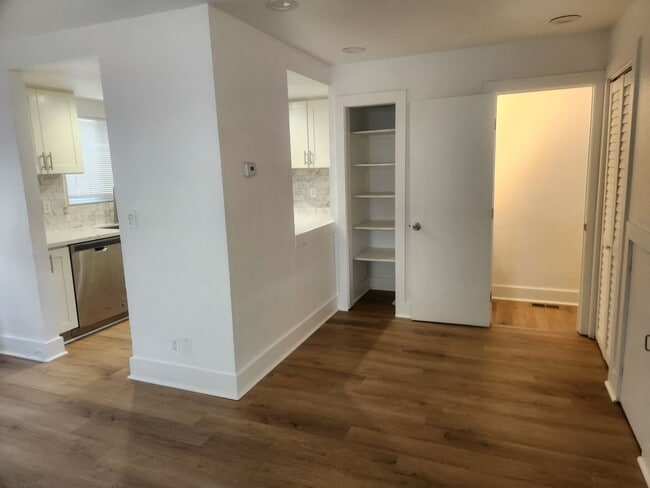 Foto del edificio - Clean and bright throughout, 2-bedroom, 1.5 Bathroom, two story unit in a great Windsor location!