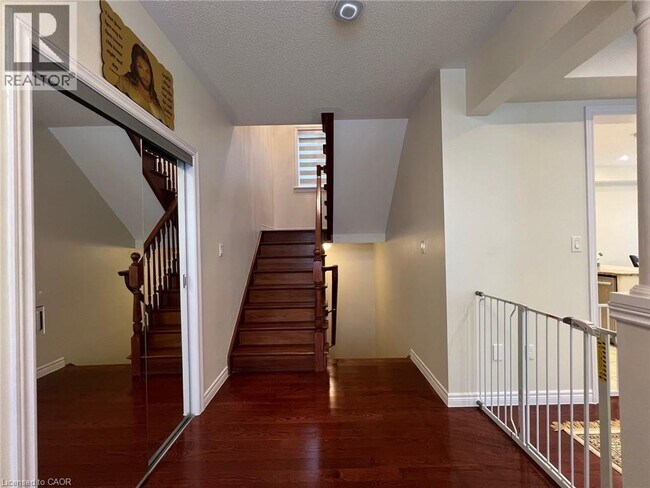 Photo du bâtiment - 24 Hazelton Ave