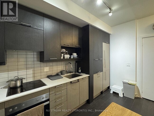 Building Photo - 199 Richmond St W