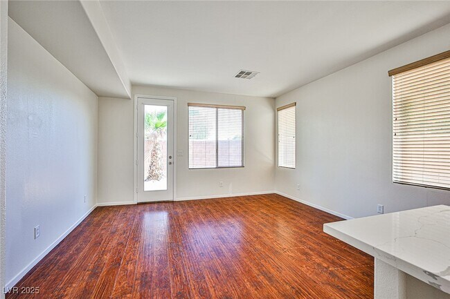 Foto del edificio - 9806 Curtsy Ave