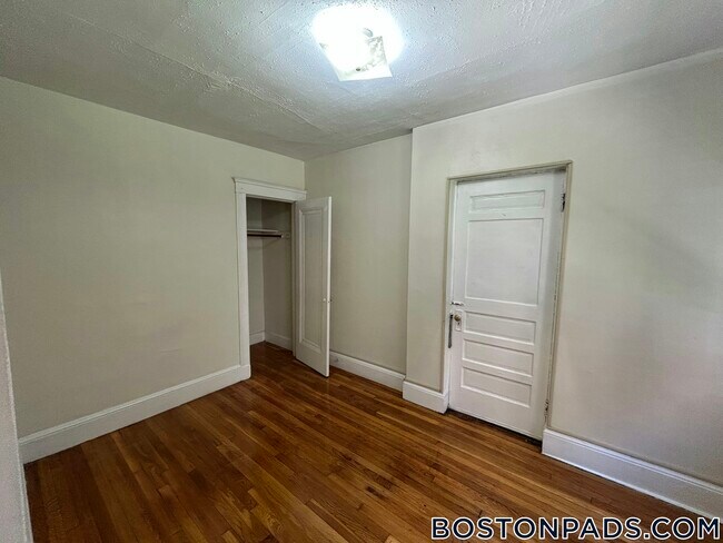 Building Photo - 53 Fellsway W