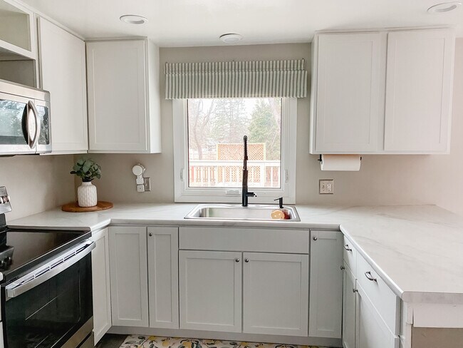 Building Photo - 825 Westwood Dr