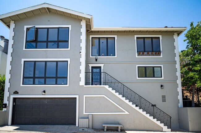 Foto del edificio - COMING SOON 4-bedroom, 4 bath unit in the desirable Los Feliz