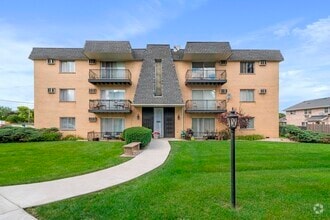 Building Photo - 913 Plainfield Rd