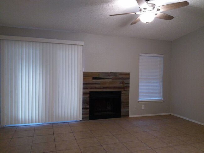 Sala de estar con acceso al patio trasero - 2524 Corian Glen Dr