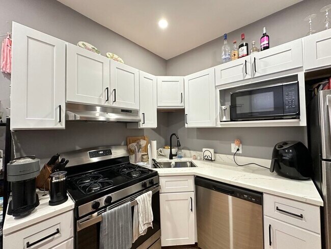 Foto del edificio - 629 W Cornelia Ave