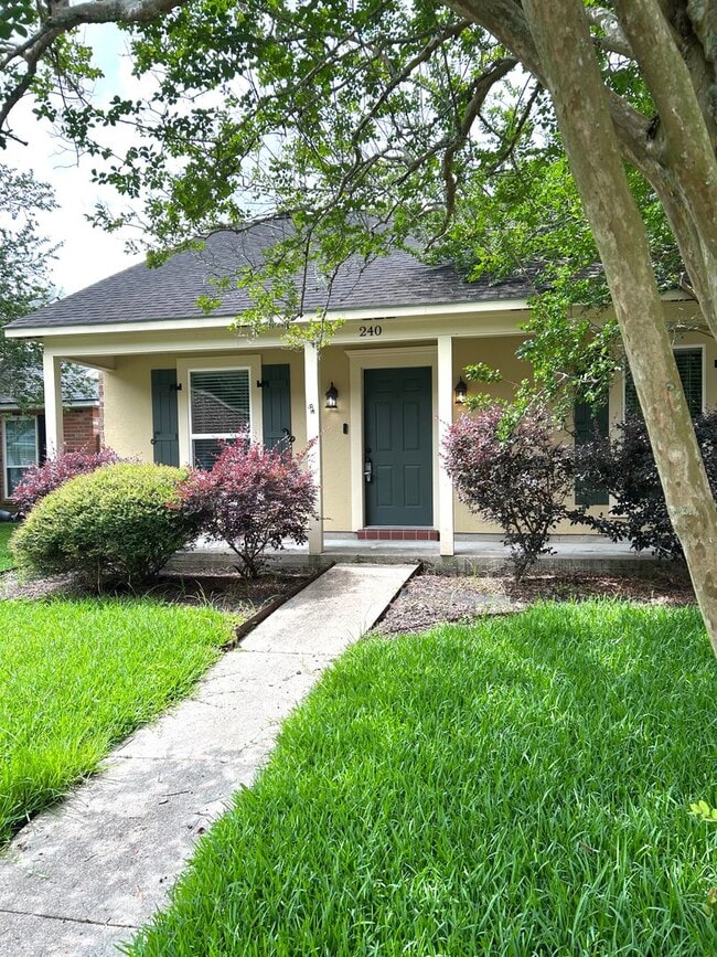 Building Photo - 240 Meadow Bend Dr
