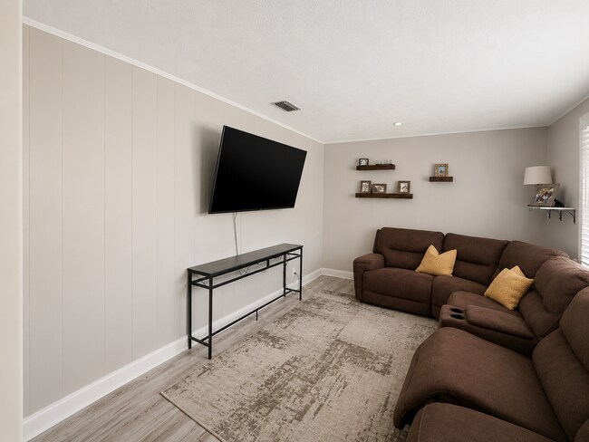 Foto del edificio - Spacious Orange Park Home with a Large Yard