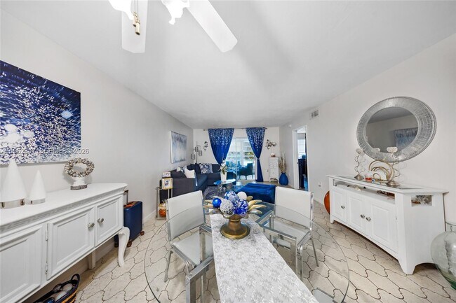 Building Photo - 19051 NE 2nd Ave