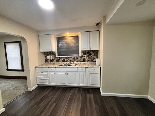 Building Photo - Charming 3-Bedroom Property in Prime Location