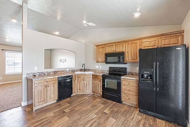 Foto del edificio - Charming 3-Bedroom Home with Garage on a S...