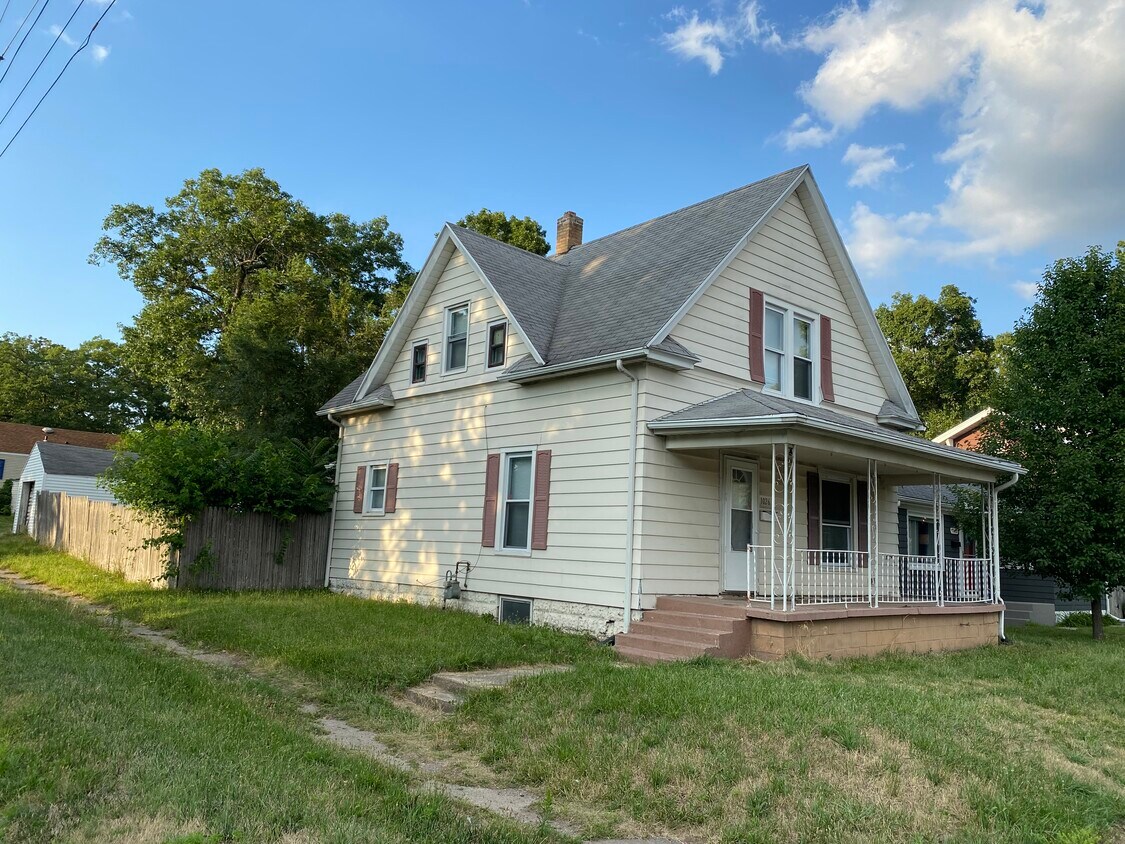 1026 W Grove St, Mishawaka, IN 46545 House for Rent in Mishawaka, IN