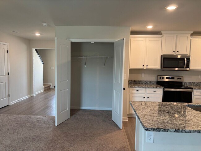Foto del edificio - Beautiful 4 Bedroom 2.5 Bath House with Fenced Yard Available!   Pet Friendly!