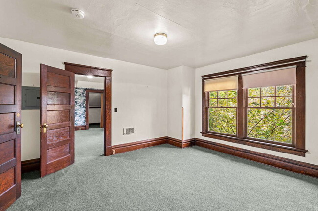 Building Photo - 308 W 13th Ave
