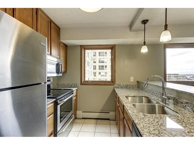 Building Photo - 433 S 7th St