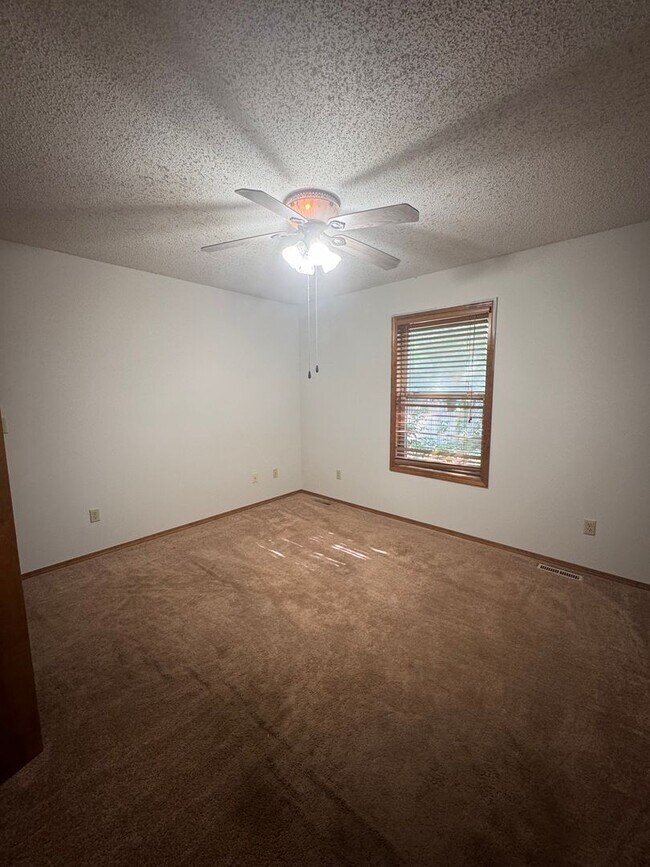 Foto del edificio - Spacious Home with large parklike yard
