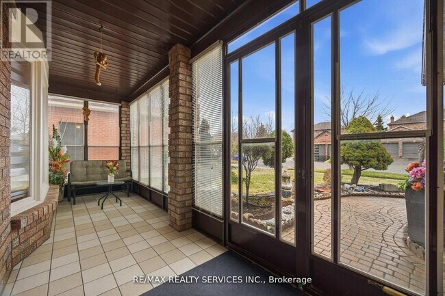 Building Photo - 62 Fernbrook Crescent