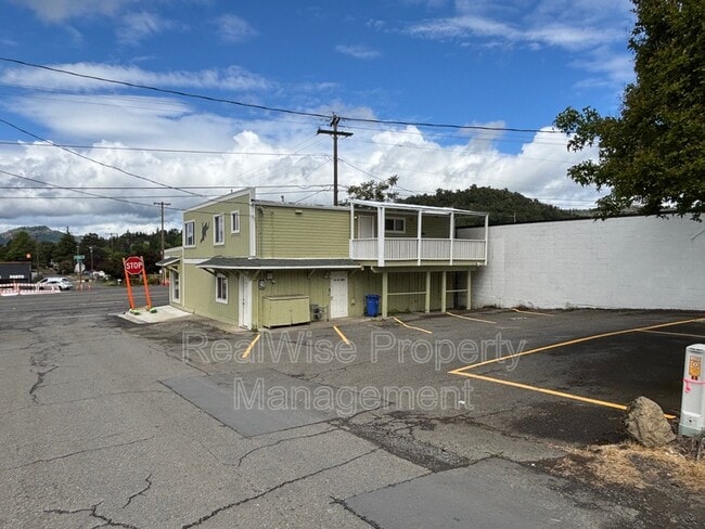 Building Photo - 133 NE Main St