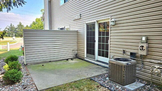Foto del edificio - 2-Bed 1 bath Townhouse Retreat in Plymouth with Spacious 1208 Sq Ft Layout.