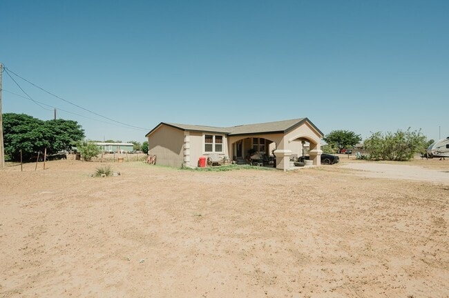 Building Photo - 1715 N Clendenen Ave