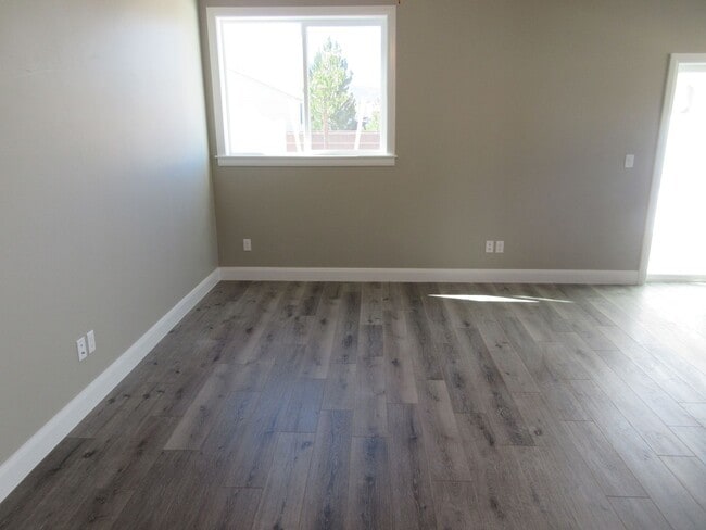 Building Photo - 3 Bedroom - 2.5 bathroom - in the heart of...