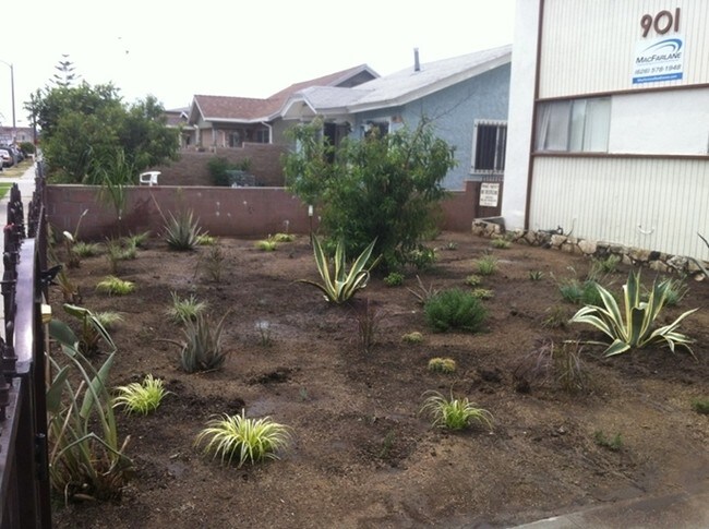 Building Photo - 901 W 76th St