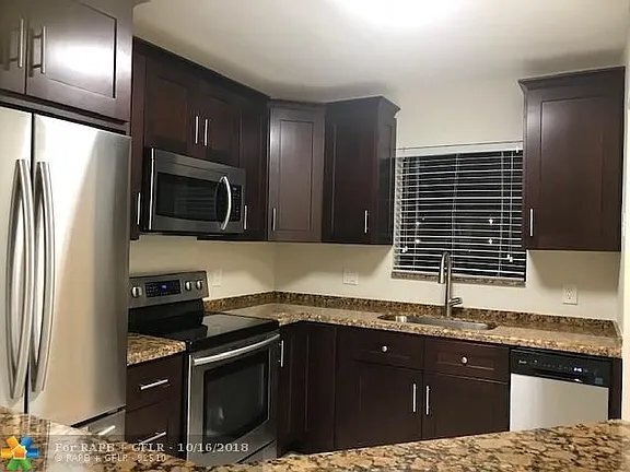 Foto del edificio - 21890 Lake Forest Cir