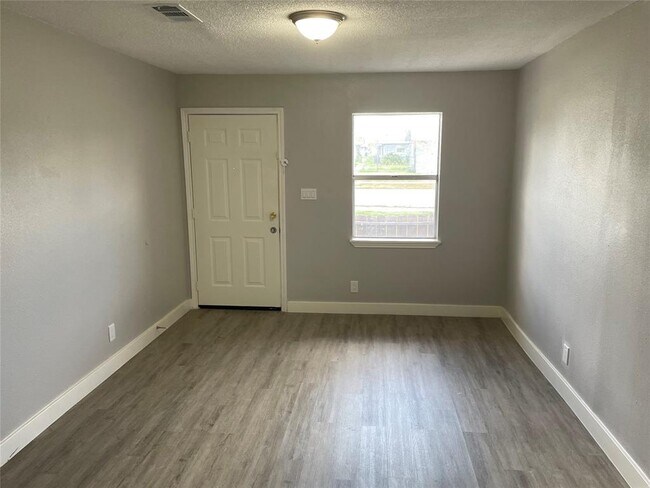 Foto del edificio - 7823 Glass St