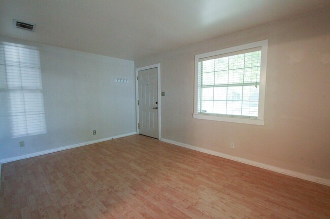 Building Photo - Cozy 2 Bedroom, 1 Bath Crestview Bungalow