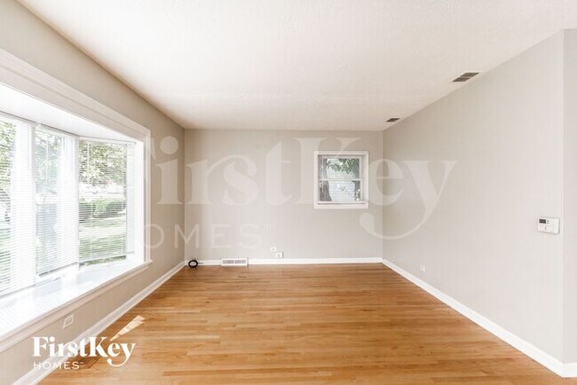 Foto del edificio - 50 W Irving Park Rd