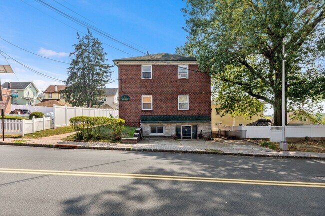 Foto del edificio - 48 E Main St