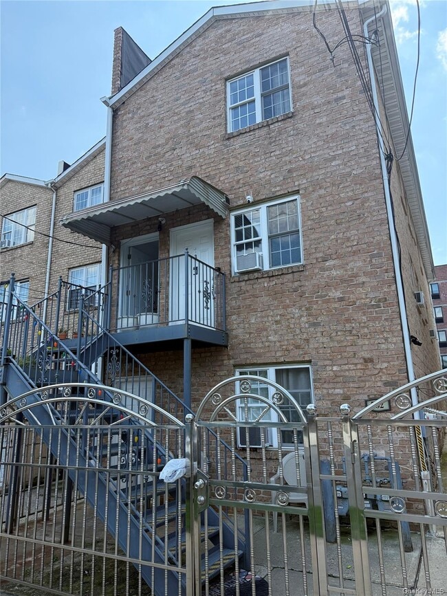 Building Photo - 762 E 234th St