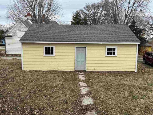 Building Photo - 710 E 13th St